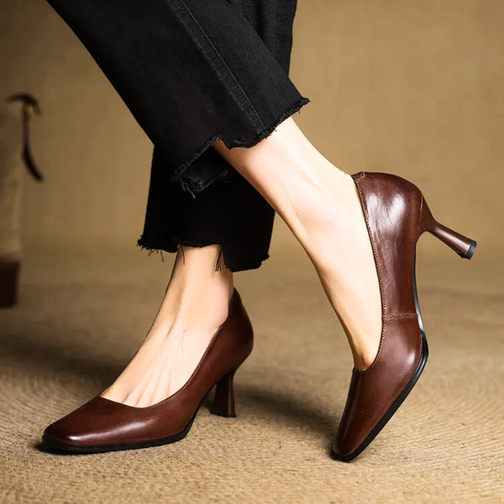 Curva Leather Pumps