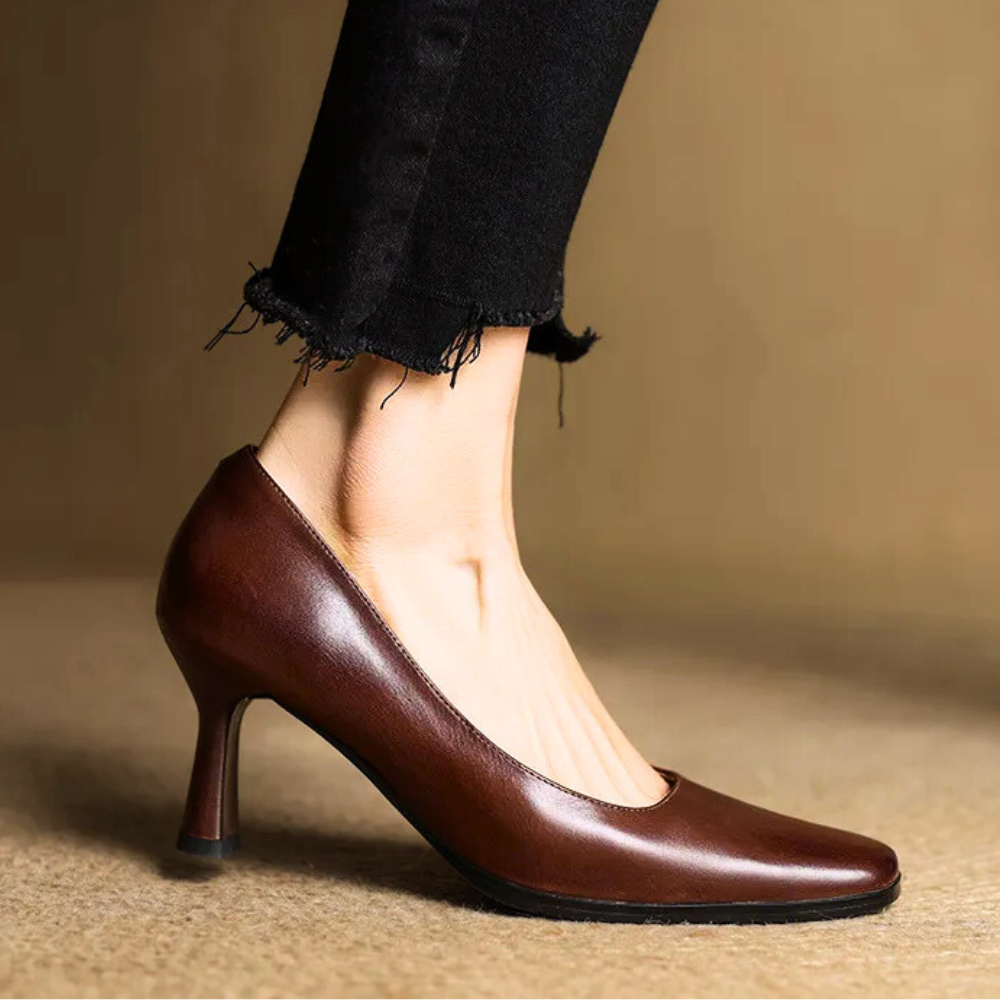 Curva Leather Pumps